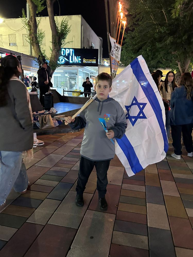 ילד בפעילות חוץ בנהריה עם דגל ישראל