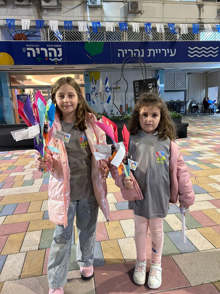 ילד מבית שי מחייך