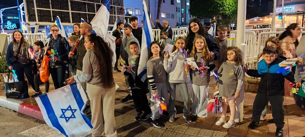 ילדים משחקים בחצר