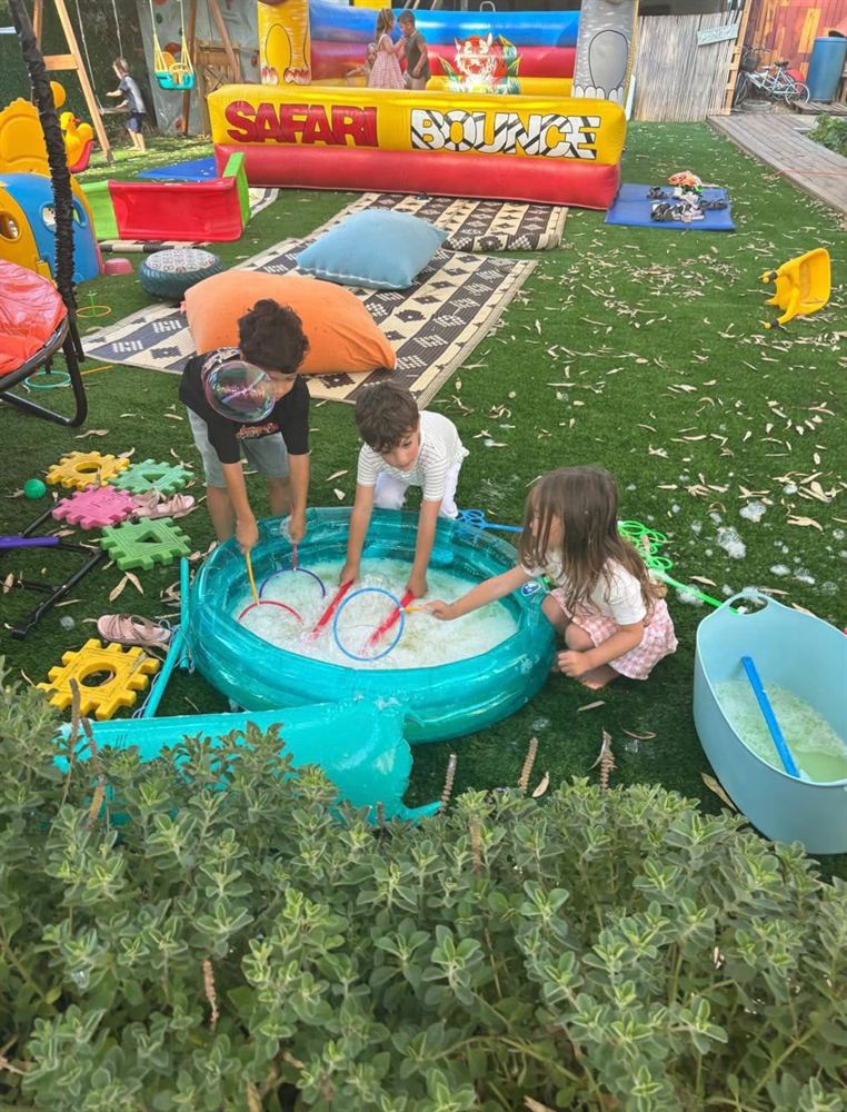 ילדים משחקים ונהנים בפעילות חוץ בבית שי